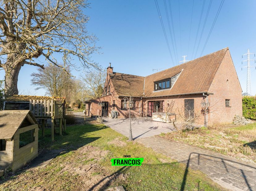 Deze charmante woning, gelegen in het rustige Hulste, biedt de ideale combinatie van landelijke charme en comfort. Gelegen te midden van weidse velden