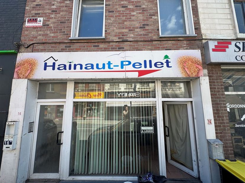 Prix: 450 euros/ mois, deux mois de caution. &lt;br /&gt;
Bâtiment multi-usage comprenant: &lt;br /&gt;
Sous-sol: Cave&lt;br /&gt;
Rez: Espace ouvert,  wc séparer&lt;br /&gt;