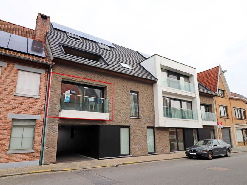 Hedendaags appartement met garage in het centrum van Sint-Eloois-Winkel.&lt;br /&gt;
Je betreedt het appartement via de inkomhal die toegang geeft tot alle