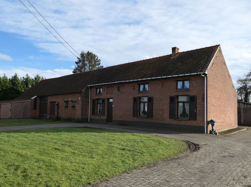 BUITENKANS aan scherpe en verlaagde prijs met veel meerwaarde potentieel.&lt;br /&gt;
&lt;br /&gt;
Zonnig en zuidelijk georiënteerde hoeve met charmante bijgebouw