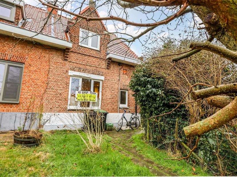 Bent u op zoek naar een plek waar u volledig tot rust kunt komen? Zoek niet verder! Deze charmante, rustig gelegen woning heeft alles wat u wenst: een