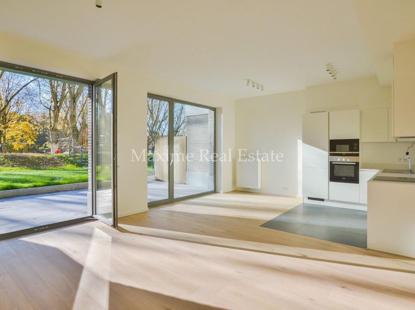 Prachtig gelijkvloers +/-89m² met luxueze en energiezuinige afwerkingen. Bestaande uit: Inkomhal met apart toilet // lichtvolle woon-eetkamer +/-32m²,