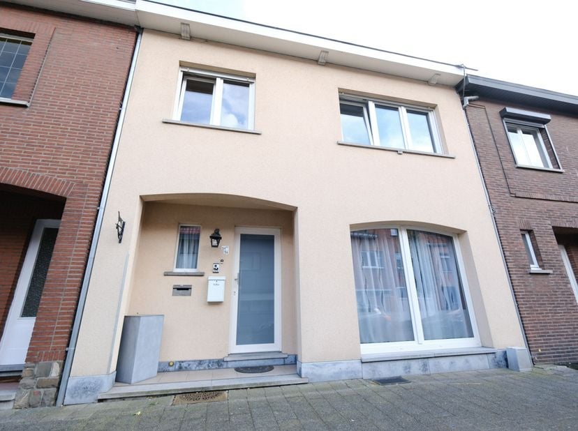 Deze opgesplitste woning gelegen in het Centrum van Tessenderlo bestaat uit een gelijkvloers appartement met 1 slaapkamer, een duplex appartement met