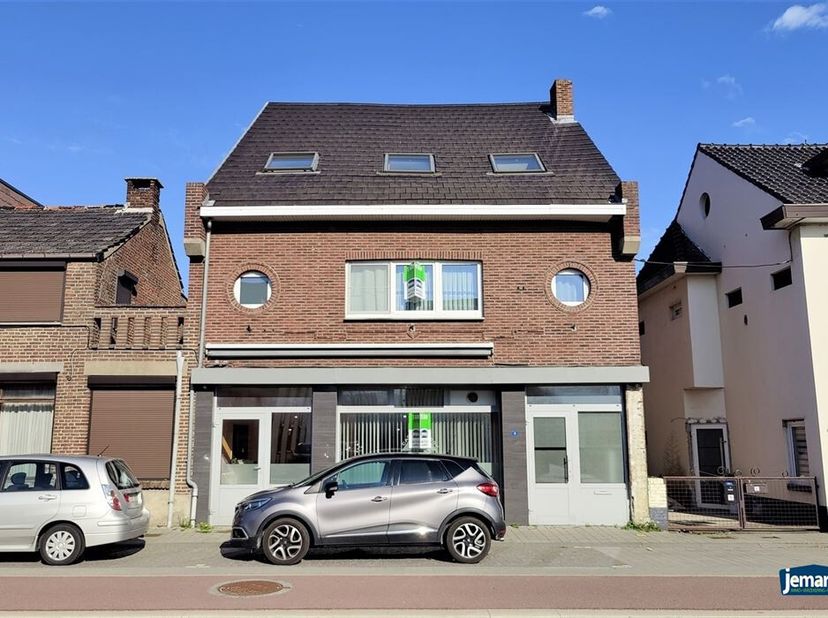 Dit handelspand met woonst ligt op een top locatie in Smeermaas, vlakbij de Nederlandse grens.&lt;br /&gt;
Op het gelijkvloers bevindt zich het handelsgedee