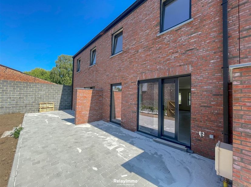 Nouvelle maison deux façades (Lot 6) avec trois chambres (poss quatre et bureau - OPTION), une salle de bain, deux emplacements de parking et jardin.