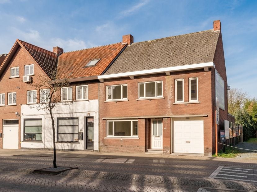 Mooie gerenoveerde rijwoning met 4 slaapkamers en privé tuintje gelegen midden in het centrum van Overpelt, vlakbij de winkels en openbaar vervoer en
