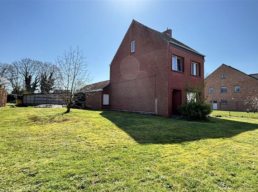 Welkom in deze op te frissen woning in Mol - Millegem met een bewoonbare oppervlakte van +/- 150m² en gelegen op een prachtig perceel van 1068m²; 20m