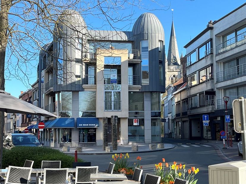 RENAIX - Vous êtes à la recherche d&#039;un espace commercial spacieux idéalement situé au centre de Renaix ?&lt;br /&gt;
Cette opportunité est peut-être pour vo