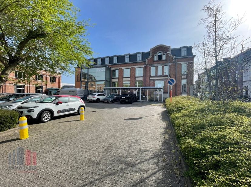 Instapklare kantoren van 266 m², gunstig gelegen op slechts 2 km van het centrum van Gent en op korte afstand van de E17-E40. Alsook vlot bereikbaar m