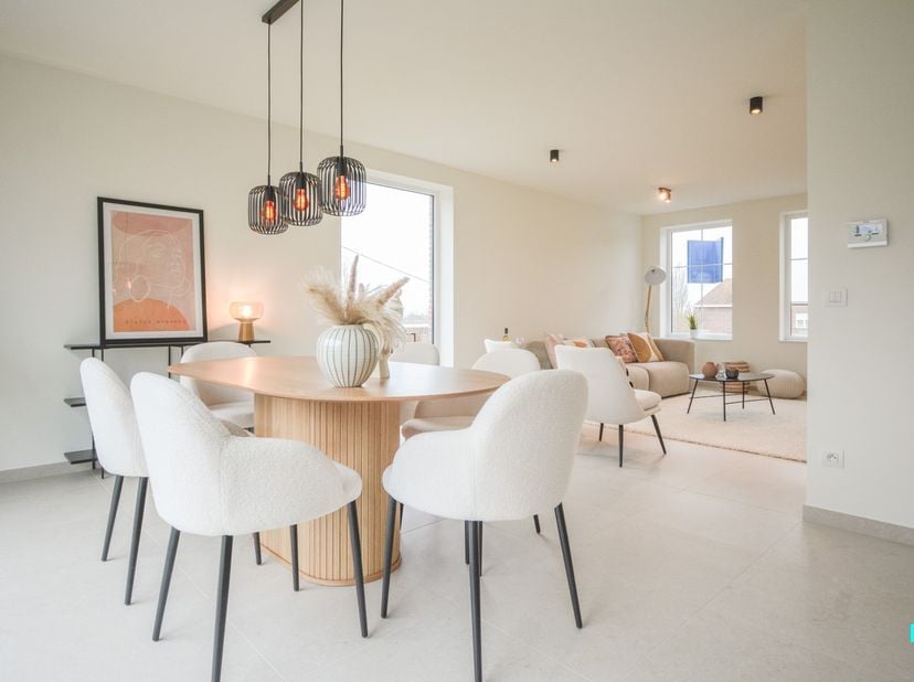 Ontdek deze landelijk gelegen, nieuwbouw eengezinswoning met drie volwaardige slaapkamers op een hoekperceel van 465 m² te Hooglede. De bewoonbare opp