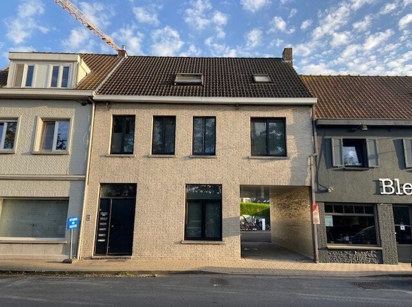 Op een toplocatie nabij het station, winkels, scholen en alle nodige faciliteiten, bieden wij u dit verhuurde appartement met één slaapkamer aan. Een