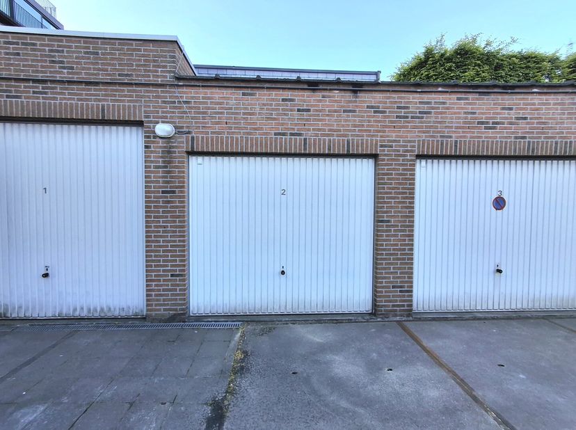 Garage te huur in Deinze. Gelegen achter een reeks appartementen in de Tolpoortstraat (inrit ter hoogte van nr. 49).&lt;br /&gt;
De garage (box 2) is onmidd