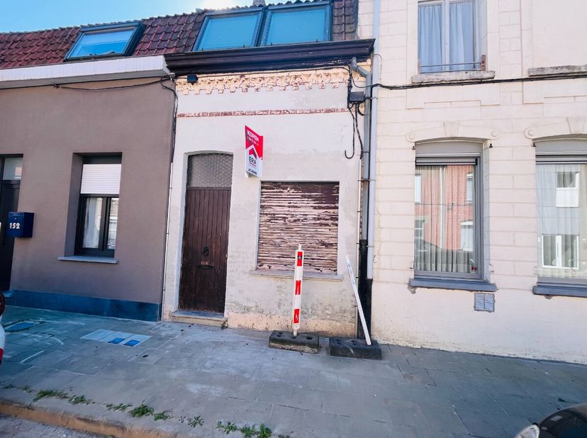 Vous cherchez une maison à rénover selon vos goûts ? Ce bien plein de charme a déjà bénéficié de quelques travaux et offre encore de nombreuses possib