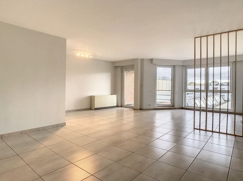 Appartement lumineux au deuxième étage avec terrasse dans le centre de Tervuren.&lt;br /&gt;
&lt;br /&gt;
Hall d&#039;entrée (3m²), salon (37m²) avec stores avec accès