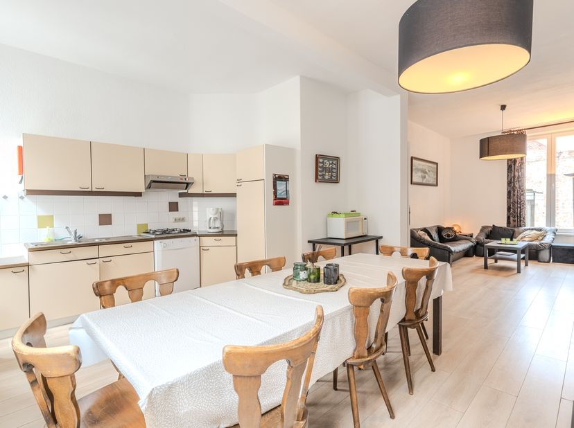 Cet appartement triplex à vendre est situé au deuxième étage de la petite résidence archiduchesse d&#039;Ostende. Emplacement très central mais calme au cu