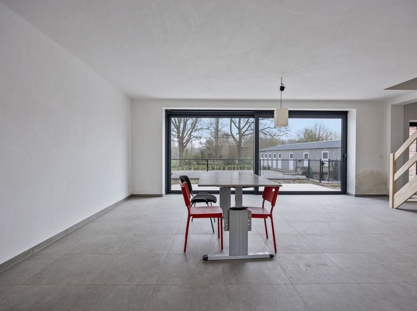Energiezuinige nieuwbouwwoning met 3 slaapkamers in groene omgevingWelkom in deze moderne, energiezuinige nieuwbouwwoning, gelegen in de rustige en gr