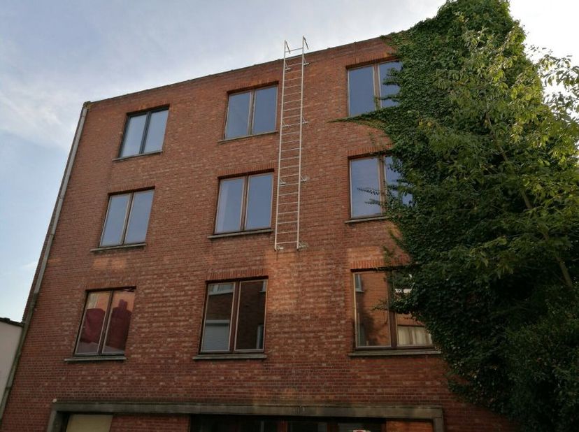 Centraal gelegen atelierruimte/kantoorruimte van ca. 70m2 op de 3eV in achterliggend voormalig bedrijfsgebouw bestaande uit: atelier/werkplaats/kantoo