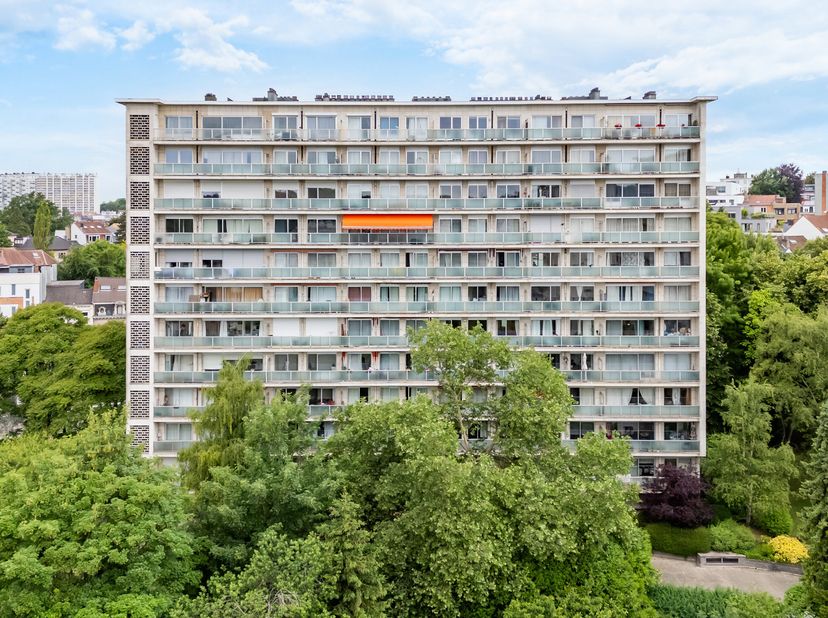 EasyHome presenteert met genoegen de verkoop van dit prachtige appartement, ideaal gelegen aan de Brugmannlaan in Ukkel. Volledig gerenoveerd met smaa