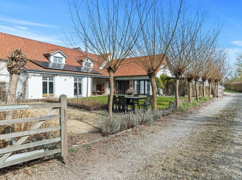 SCHULEN - Ruime, gerenoveerde woning op +/- 50 are&lt;br /&gt;
Deze instapklare woning is gelegen in het rustige Schulen, op wandelafstand van het prachtige