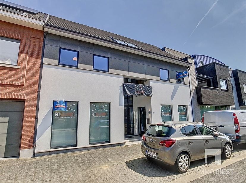 Drie entiteiten voor de prijs van één:&lt;br /&gt;
- Winkel, kantoor, toonzaal, ...&lt;br /&gt;
- Magazijn, opslagruimte, extra toonzaal, ...&lt;br /&gt;
- Studio voor