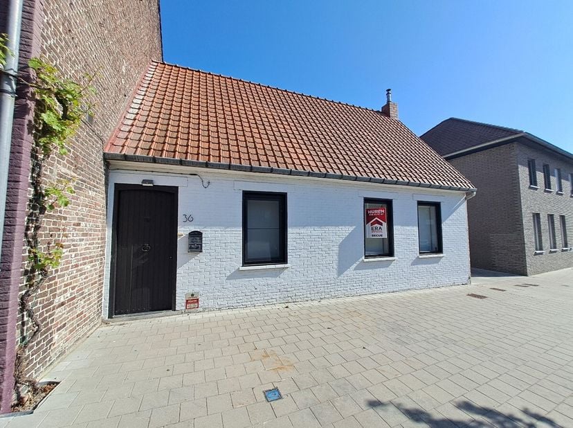 Deze instapklare woning in het hart van Zwevegem biedt een unieke combinatie van comfort en charme. Gelegen op een topligging vlakbij alle voorziening
