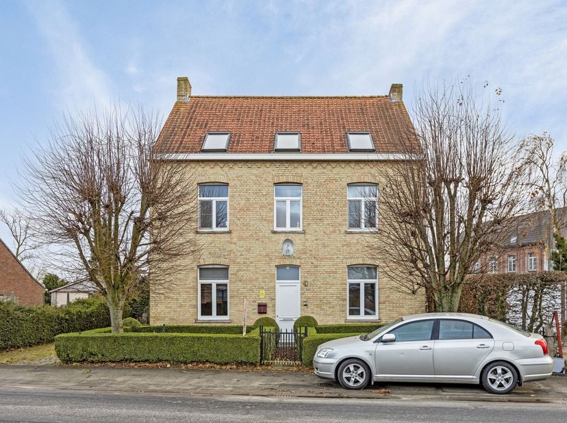 Dit ruime huis te koop in het pittoreske Roesbrugge biedt tal van mogelijkheden en is ideaal als gezinswoning. Het huis is met zorg onderhouden en com