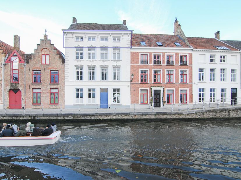 Dit prachtige appartement met twee slaapkamers bevindt zich te midden van het historische hart van Brugge. Heeft u altijd al gedroomd van een woonst l