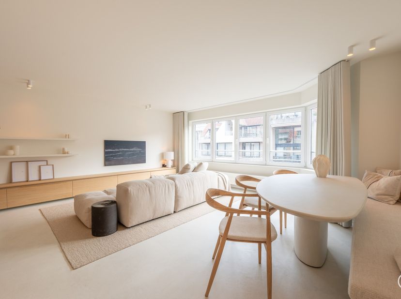 Prachtig ruim 3 slaapkamerappartement met mooie gevelbreedte gelegen in de Paul parmentierlaan te Knokke.&lt;br /&gt;
Indeling:&lt;br /&gt;
Inkomhall met apart to
