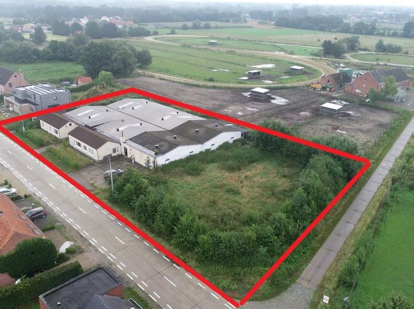 Deze voormalige boerderij is gelegen op een goed bereikbare locatie, niet ver van de dorpskern van Itegem en is gemakkelijk bereikbaar.&lt;br /&gt;
&lt;br /&gt;
D