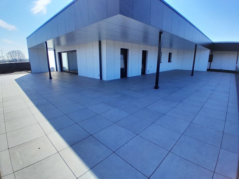 ENERGIENEUTRAAL  APPARTEMENT VAN 150m²  + TERRAS VAN 150m²  TE HUUR IN MAASEIK.&lt;br /&gt;
Opgelet: de geadverteerde huurprijs van 1.455 euro omwat zowel d