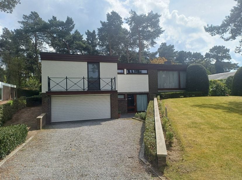 Zeer mooi gelegen landhuis in een residentiële woonomgeving met veel groen en slechts op enkele minuten van het centrum van Lommel.&lt;br /&gt;
Deze woning