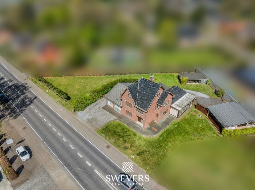 Op een royaal perceel van 17a 10ca aan de statige Vogelsancklaan in Zonhoven ligt deze open bebouwing met tal van mogelijkheden. Ideaal voor wie droom