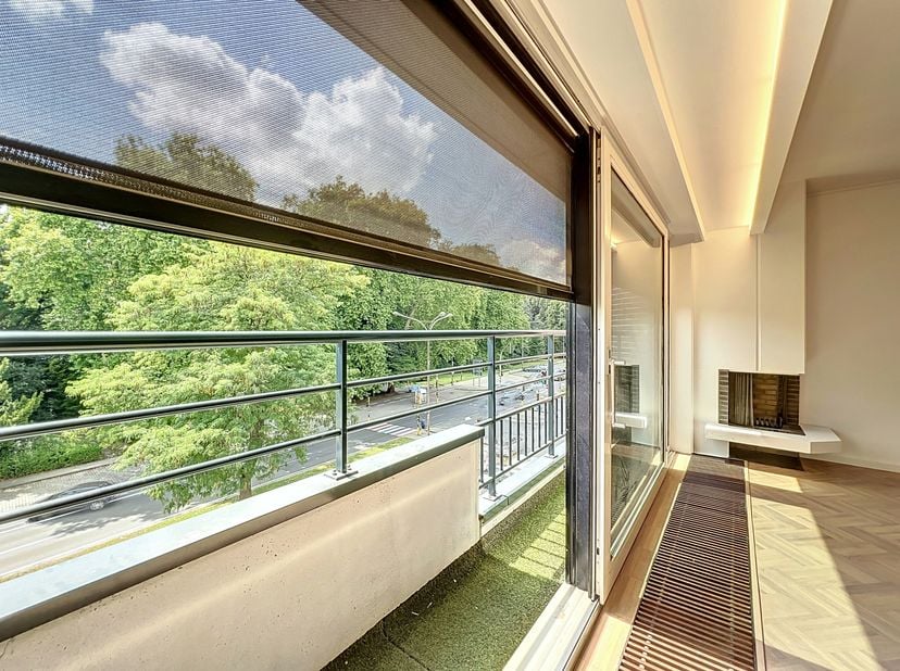 Ce bel appartement est situé au quatrième étage et offre une vue phénoménale sur le parc de la Citadelle depuis le salon et une vue sur l&#039;abbaye histo