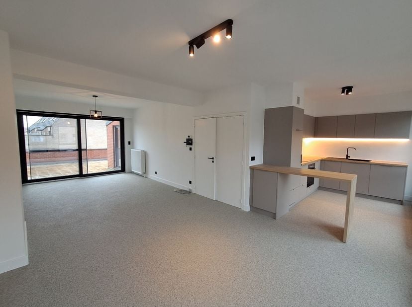 Ontdek dit lichtrijke en instapklare appartement in het centrum van Sijsele met goede verbinding naar Brugge, de Kust en Maldegem.&lt;br /&gt;
Dit modern af
