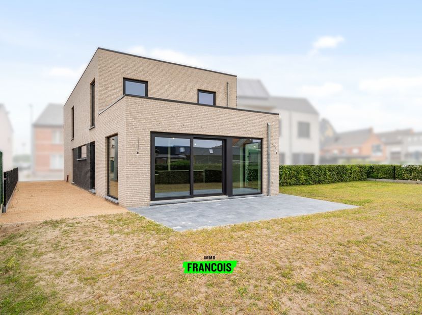 Laissez-vous surprendre par ce tout nouveau bâtiment jumelé!&lt;br /&gt;
Au rez-de-chaussée, cette maison offre un hall d&#039;entrée, un local à vélos / local t