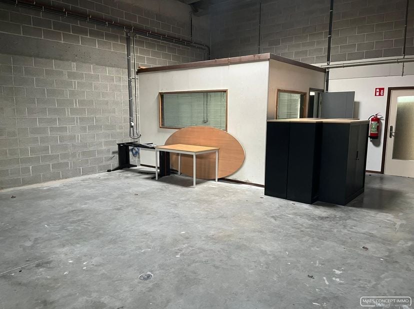 Loods van 100 m² met bureel te huur in bedrijvencentrum Waregem aan oprit E17&lt;br /&gt;
&lt;br /&gt;
- bureel van 20m²&lt;br /&gt;
- loods met sectionaalpoort&lt;br /&gt;
-