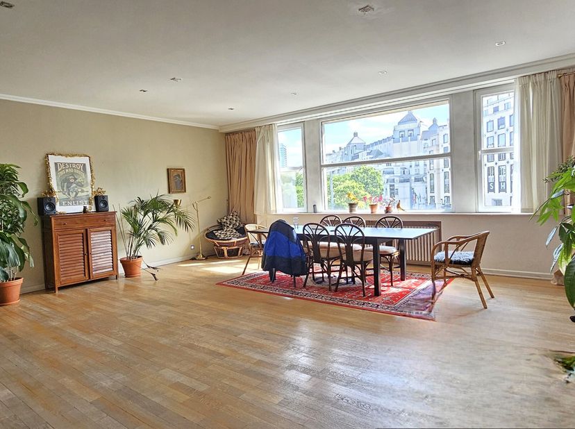 Place Stéphanie, mooi appartement gelegen op de 2e verdieping van een karakteristiek gebouw uit de jaren dertig met lift. Het bestaat uit: inkomhal, v