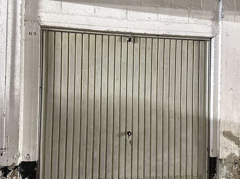 Century 21 Immo Dewaele vous présente ce garage fermé  au sous-sol de la résidence de l&#039;Aiglon, juste en face du Lidl, et proche de la gare à pied et