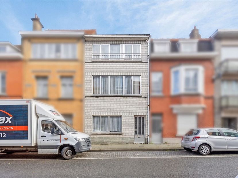 Cette maison solide à Sint-Agatha-Berchem offre de nombreuses possibilités et attend une remise à niveau. Le bien est actuellement divisé en deux unit