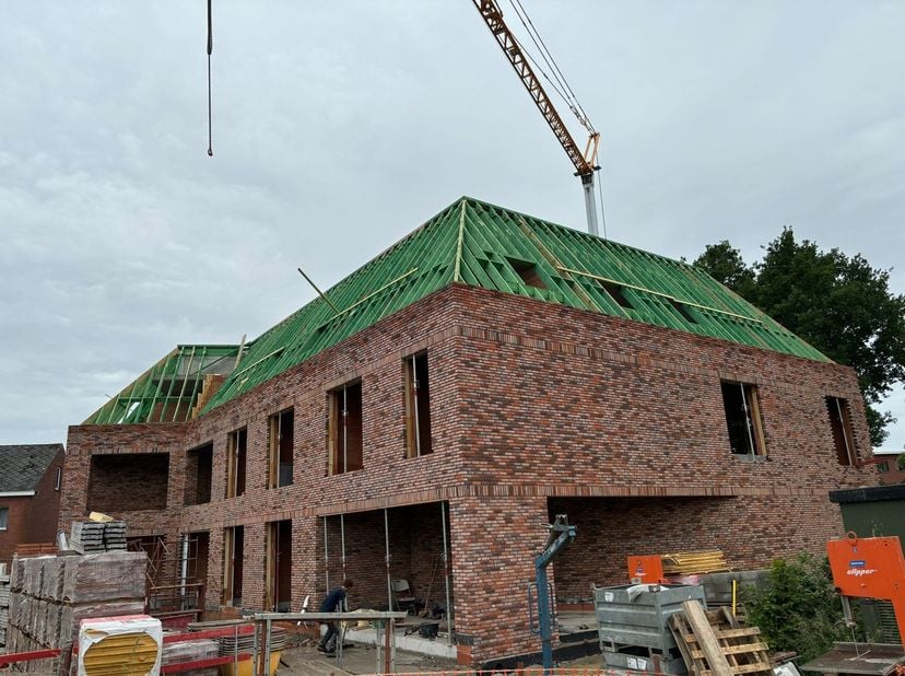 Leuk appartement op eerste verdieping met 1 slaapkamer ! &lt;br /&gt;
Indeling : Inkomhal , apart toilet , berging , woonkamer met open keuken , overdekt te