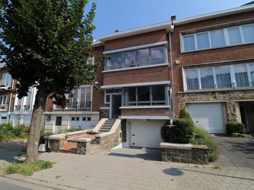 AUDERGHEM, à proximité métro Beaulieu, de l&#039;école européenne d&#039;Ixelles et commerces. Belle MAISON (3ch/1bur/2 sdb) avec jardin et garage. Elle se comp