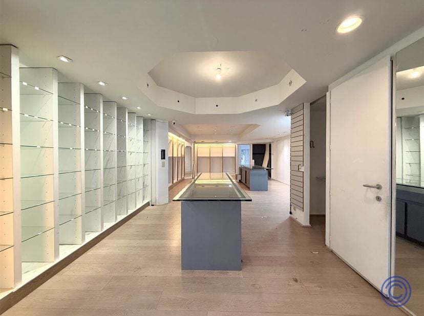 Spacieuse propriété commerciale à l&#039;emplacement le plus commercial de Bredabaan à Merksem ! L&#039;espace commercial mesure environ 160m² et dispose d&#039;une