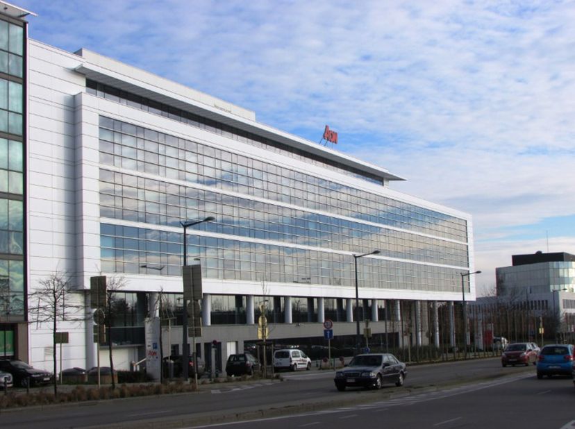 Immeuble de bureaux moderne et professionnel, qui peut être divisée de manière flexible. Grand espace de stockage disponible, situé à proximité de la