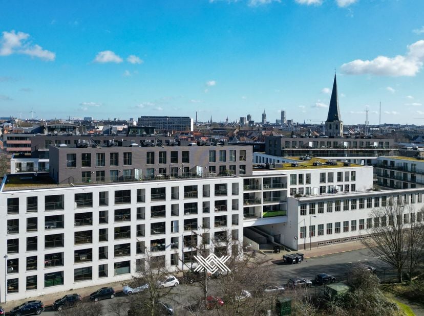 Dit lichtrijke appartement bevindt zich op de vijfde verdieping van de residentie Dunant Gardens en heeft een uitstekende ligging nabij de Watersportb