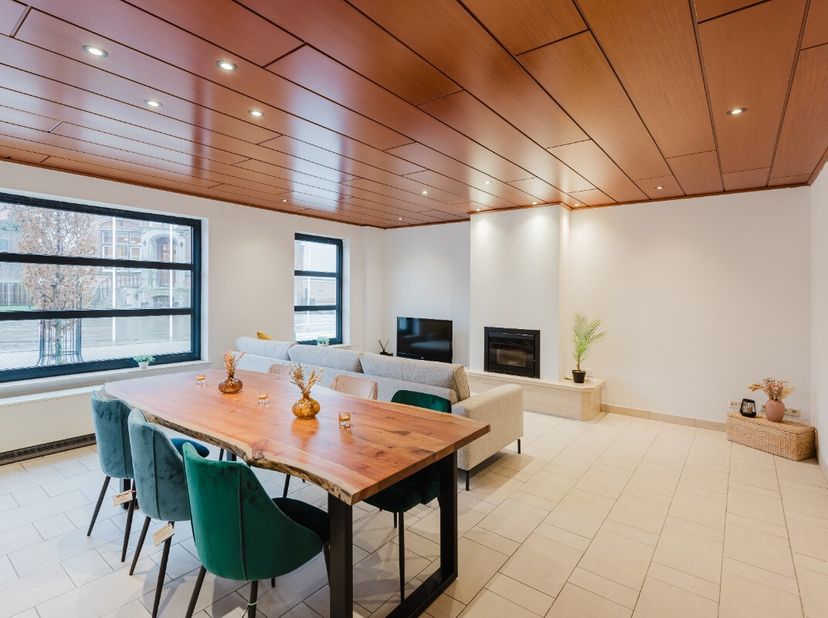 LiggingDorpsstraat 98 is gelegen in het hart van het pittoreske Sint-Laureins, een charmante gemeente in het Vlaamse meetjesland. De woning geniet van