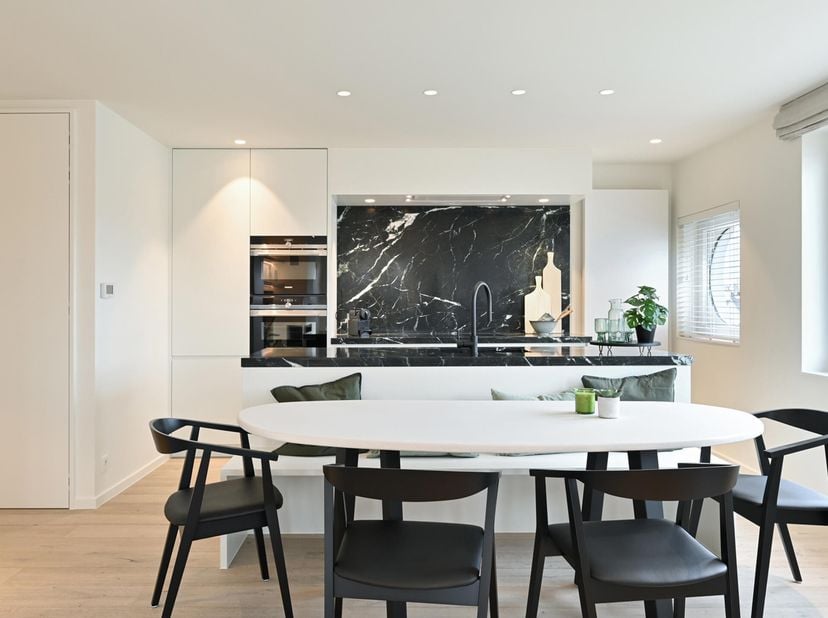 Appartement d&#039;angle (125m²) de 3 chambres à coucher et avec une vue imprenable sur le Lac de la Victoire.&lt;br /&gt;
Le bien est situé dans un quartier cal