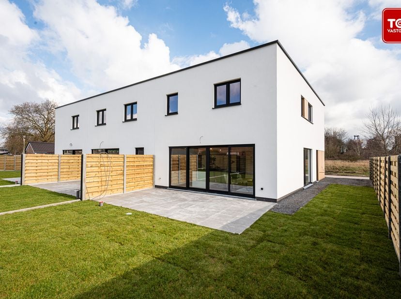 Deze energiezuinige nieuwbouwwoning is de perfecte keuze voor wie modern wooncomfort wil combineren met duurzame technologie.&lt;br /&gt;
&lt;br /&gt;
Gelegen in