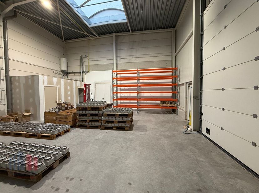 Bâtiment industriel récent (2018) fantastiquement situé, composé de 186 m² d&#039;espace de stockage combiné à 228 m² de bureaux à loué à proximité de la K