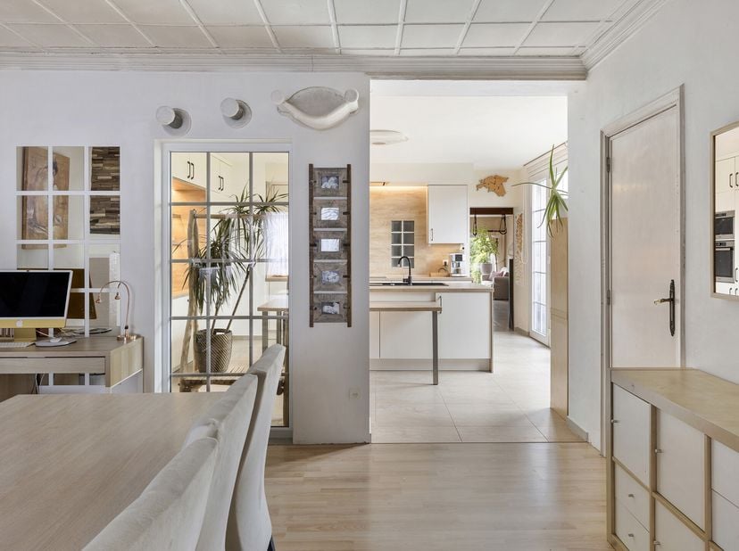 Maison charmante idéalement située avec 5 chambres et jardin. Cette maison spacieuse est idéale pour ceux qui recherchent un bien offrant de beaux vol