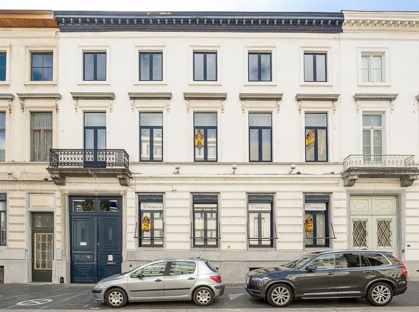 Cette magnifique maison de maître, anciennement utilisée comme hôtel (Le Mirage), est idéale pour des bureaux, un espace commercial, une profession li